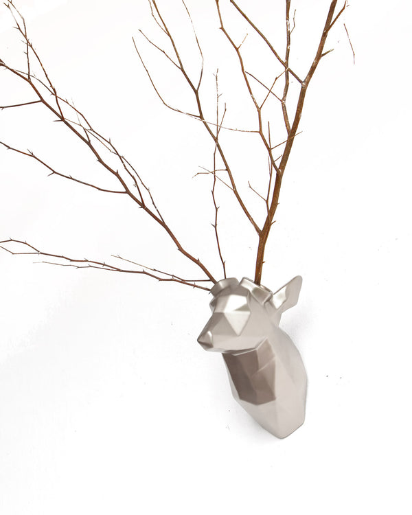 Venado Plateado con Ramas